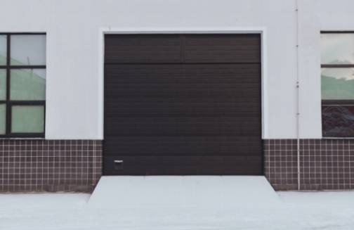 Kohota kotisi esteettisyyttä: Kuinka autotallin ovien maalaus voi tehdä suuren vaikutuksen