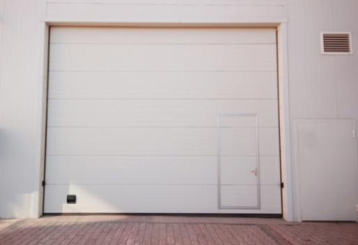 Maksimoi julkisivun houkuttelevuus: Miten uusi autotallin oviasennus voi muuttaa kotiasi