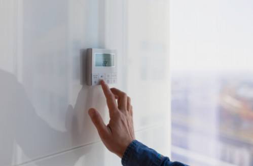Itse tehtävä huolto: Pidä ikkunoiden ilmastointilaite toimintakunnossa